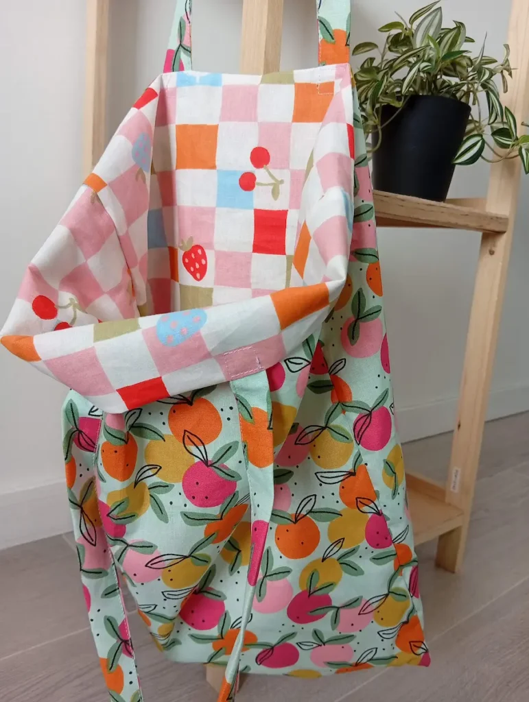 Détail intérieur d'un tote bag réversible avec finitions de couture professionnelles