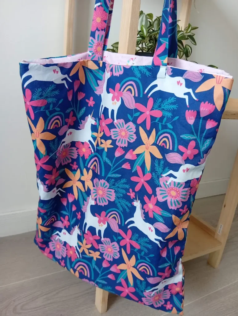 Grand sac de courses réversible motif licornes et fleurs bleu marine