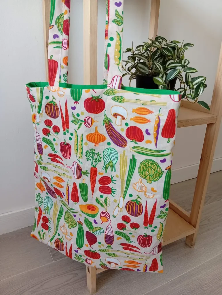 tote bag réversible pour zéro déchet facile en cuisine motif fruits et légumes du potager aux couleurs vives avec doublure vert salade