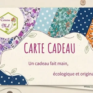 Carte cadeau Cousu Main de Cousu Mel pour couture artisanale, éco-responsable et zéro déchet. Visuel avec logo, motifs floraux violet, vert, moutarde et boutons vintage.
