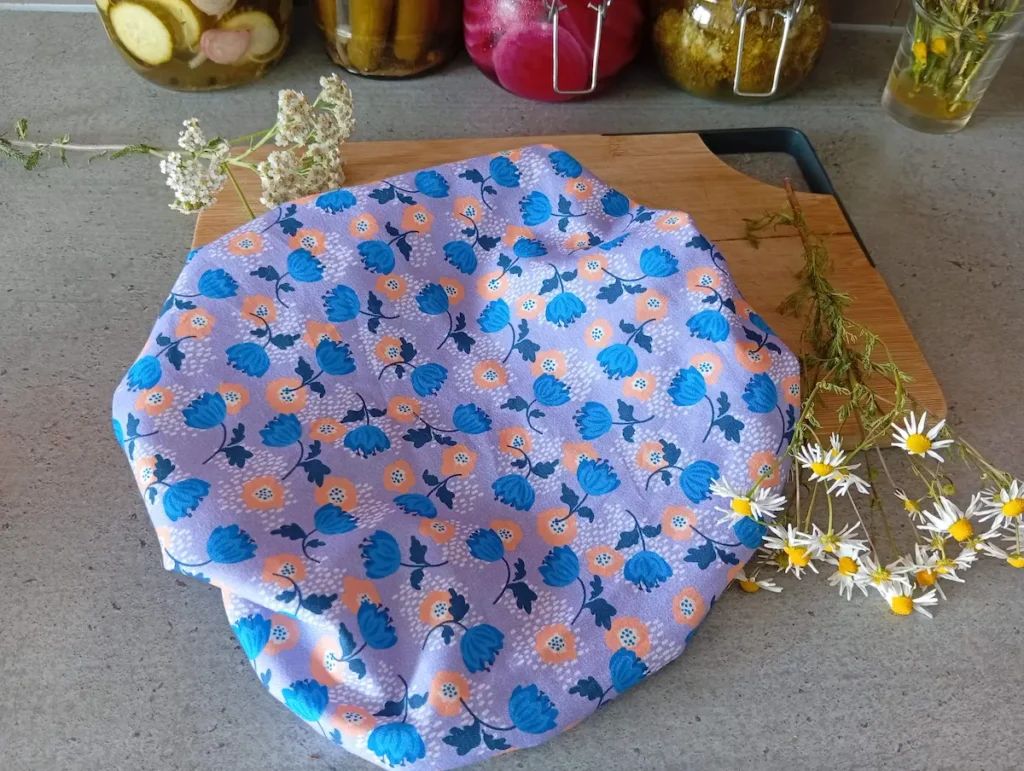 charlotte couvre plat à fleurs pour idée cadeau zéro déchet à une personne qui veut moins jeter à la poubelle et faire des économies de film étirable plastique