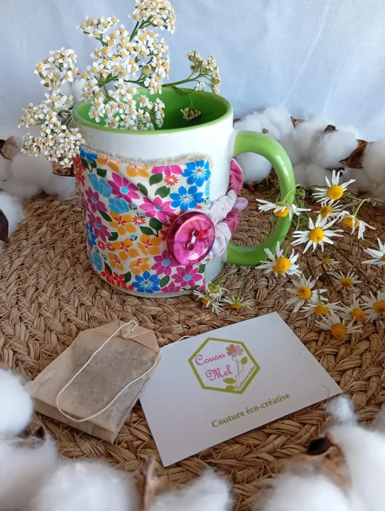 Création textile fait main au Havre, accessoire de cuisine et mug du coffret pause détente.