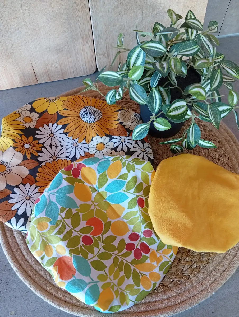 lot de 3 charlottes couvres-plats en 3 tailles différentes et 3 motifs différents : tournesol, citron, jaune uni